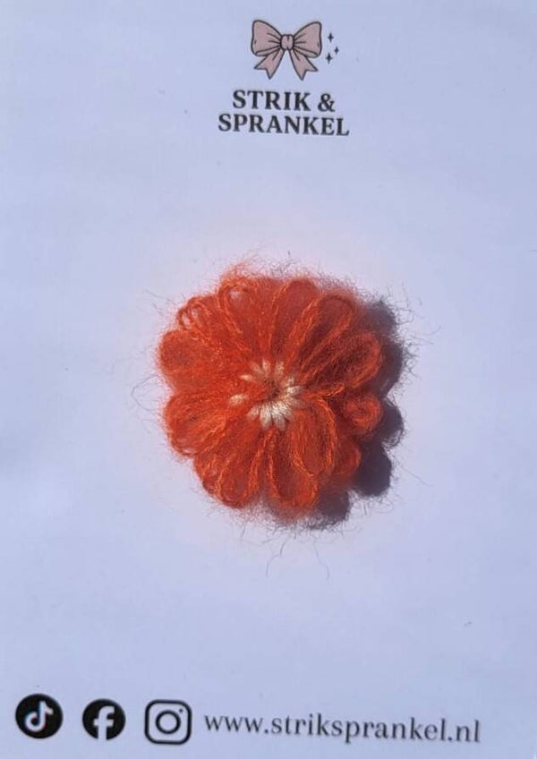 Babyspeldje  oranje wollen bloem