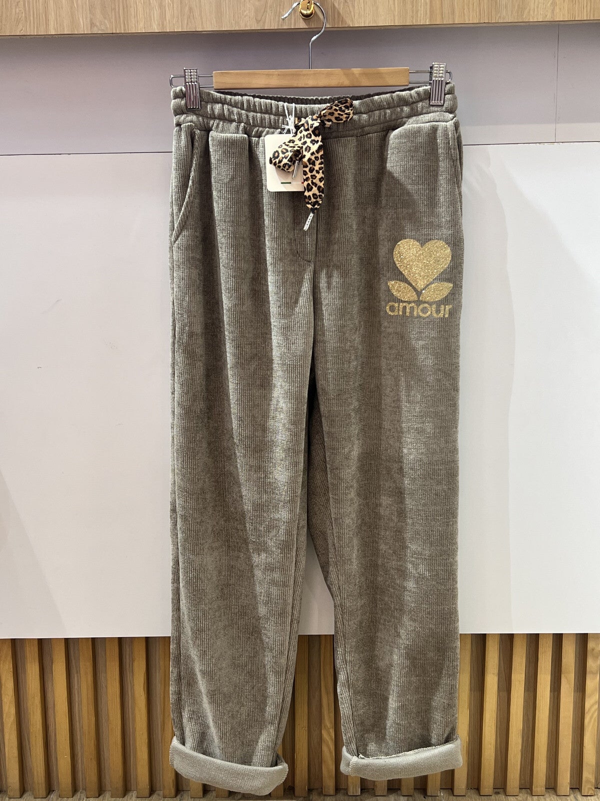 AMOUR Pantalon jogging taupe effet velours " amour " jusqu'au 46/48