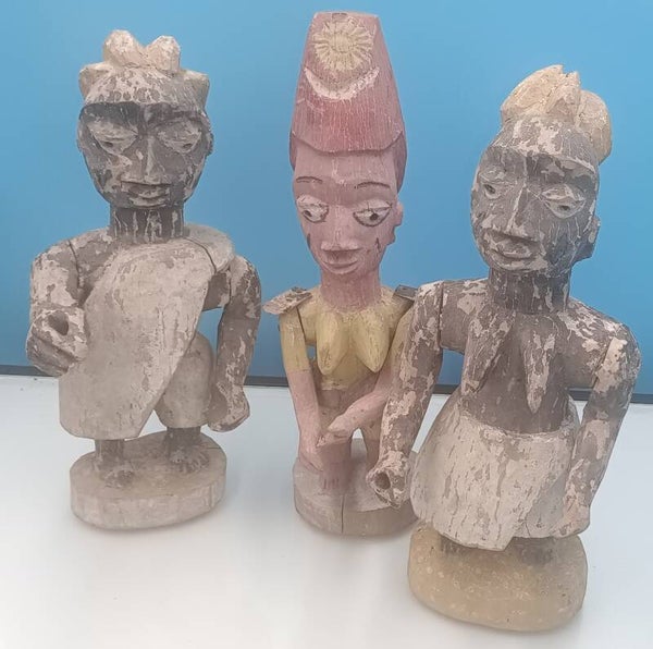 trois sculptures anthropomorphes polychromes en bois,