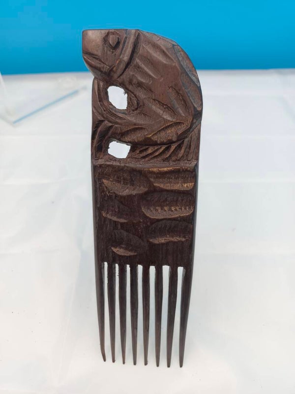Peigne zoomorphe, motif de poisson - KONGO (aire culturelle du Bas-Congo, RDC / République du Congo / Angola)