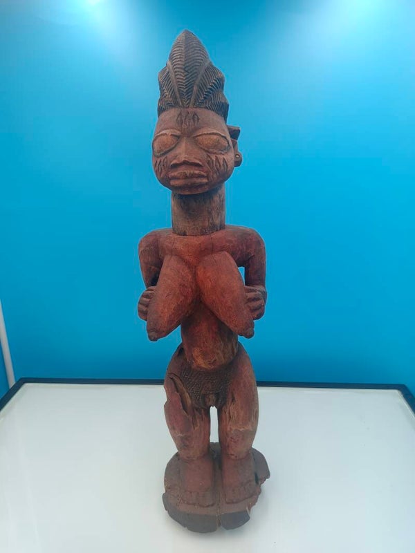 Statuette féminine rituelle Yoruba, probablement figure de sanctuaire Nigéria (aire culturelle yoruba) Première moitié du XXᵉ siècle (vers 1920–1950)