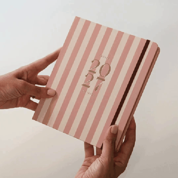 Agenda Semanal 2027. Espiral cubierta. Panamera Pink. Mediana.