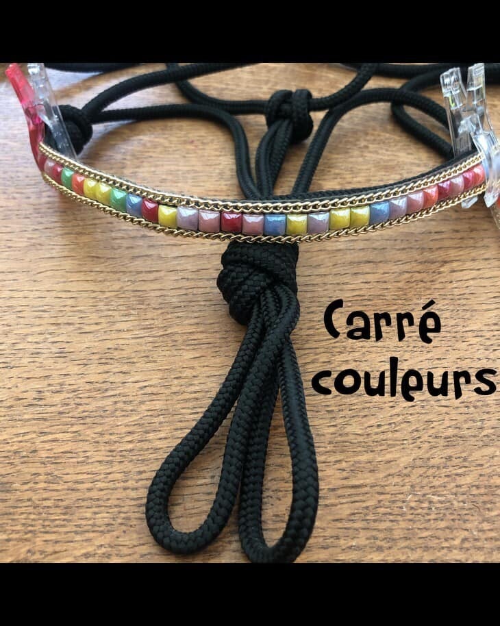 Licol strass carrés de couleur avec chaîne dorée