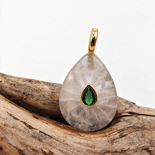Colgante de cuarzo blanco · Lágrima con circonita verde