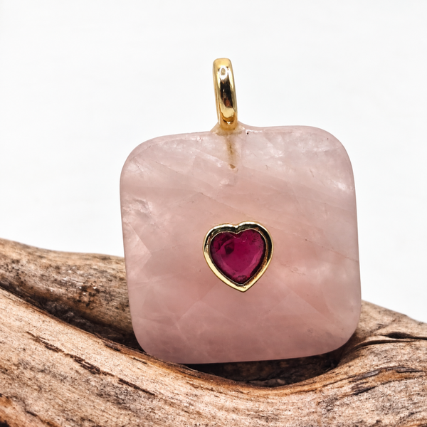 Colgante de cuarzo rosa · Cuadrado con corazón rubí
