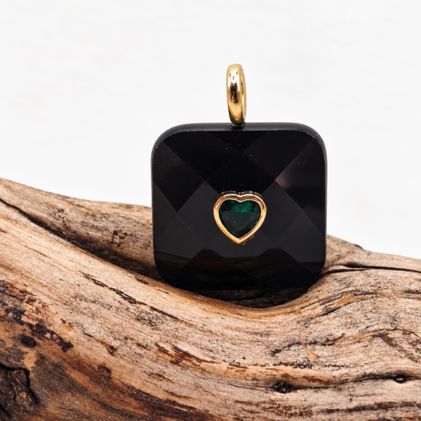Colgante de ónix negro · Cuadrado con corazón verde