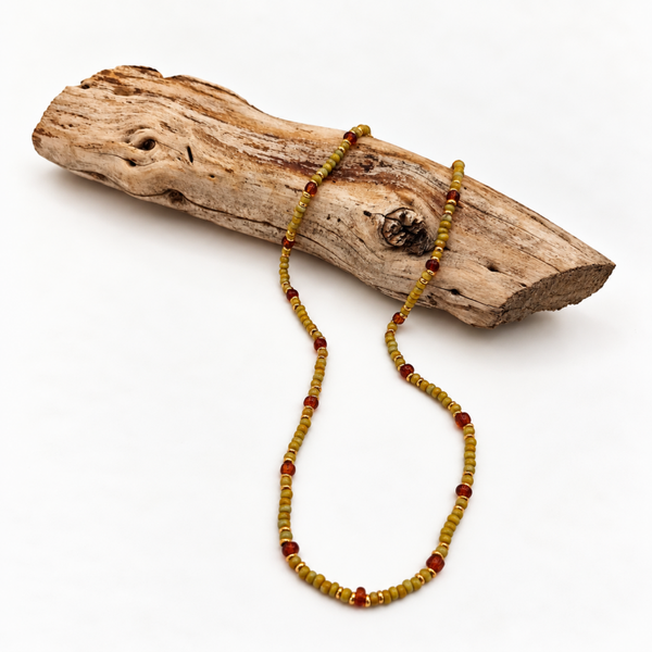 Collar de serpentina natural · Acero dorado