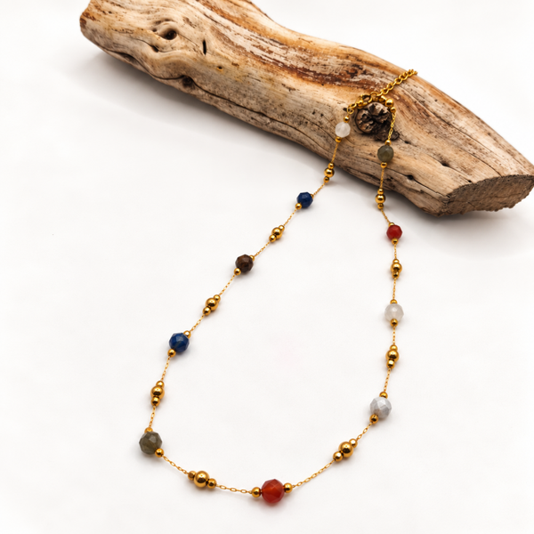 Collar de minerales naturales multicolor · Acero dorado