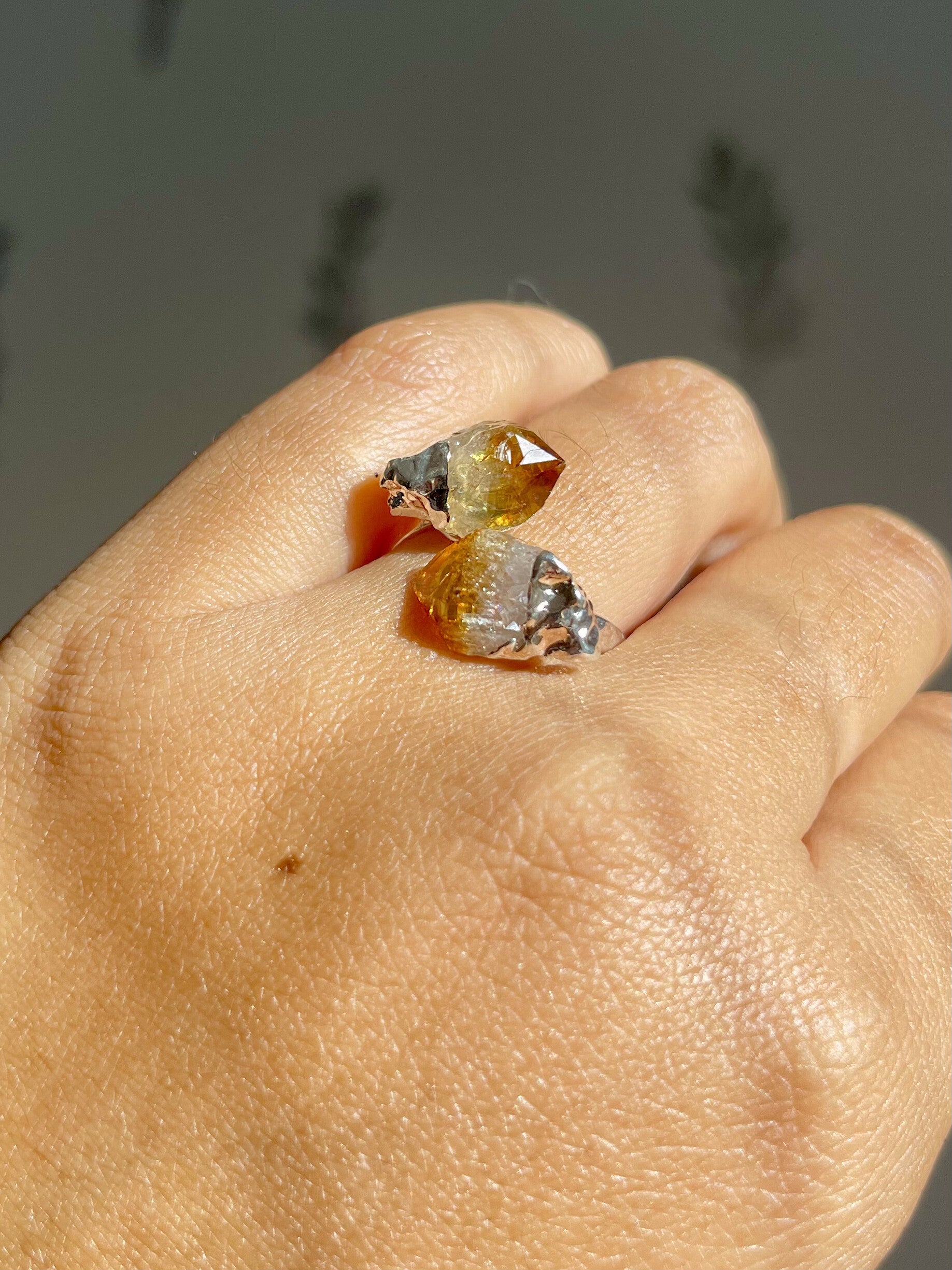 Anillo de citrino calentado en baño de plata