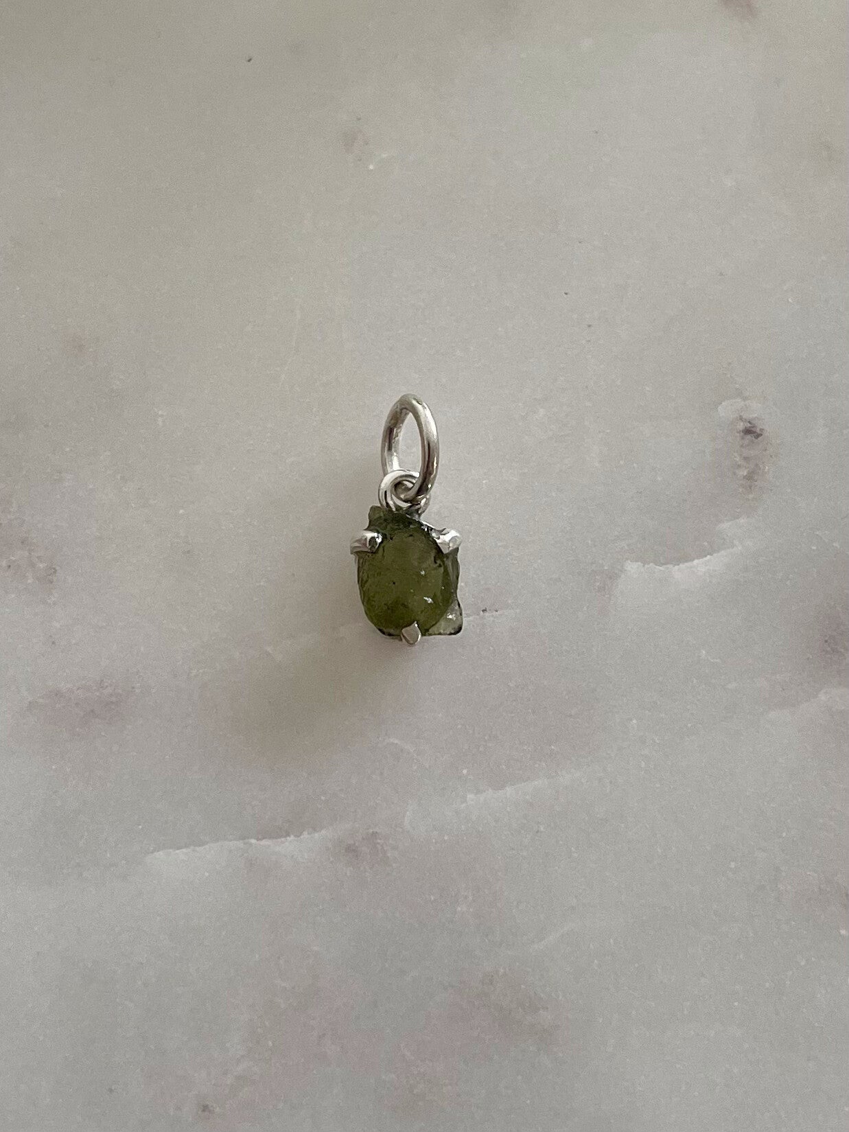 Colgante de moldavita en plata de ley 925