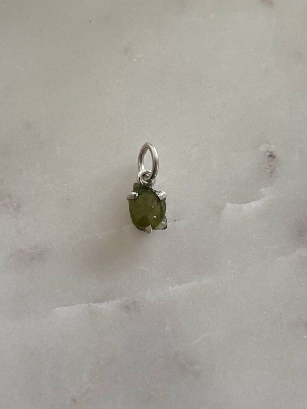 Colgante de moldavita en plata de ley 925