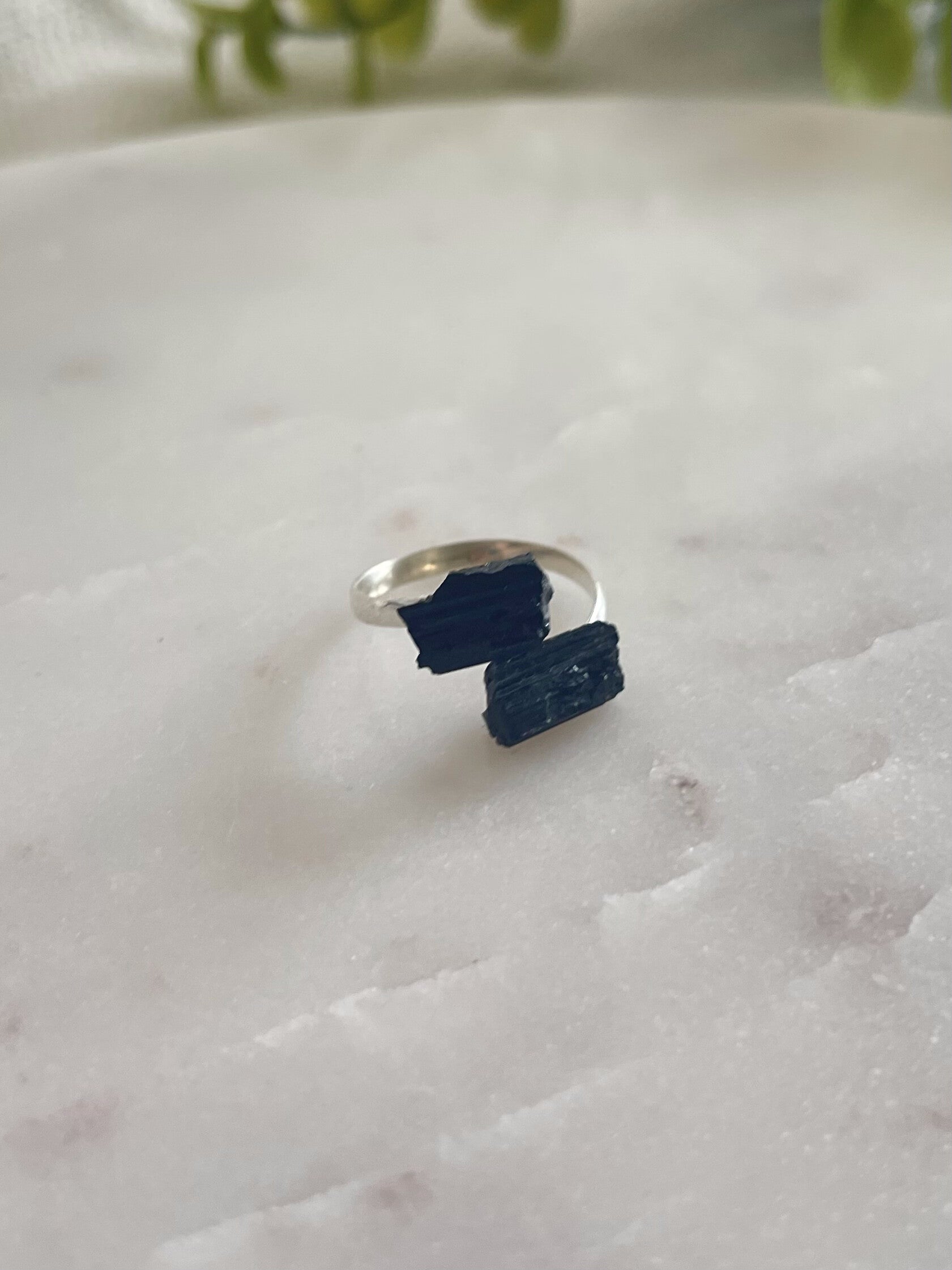 Anillo de turmalina en bruto en plata de ley 925