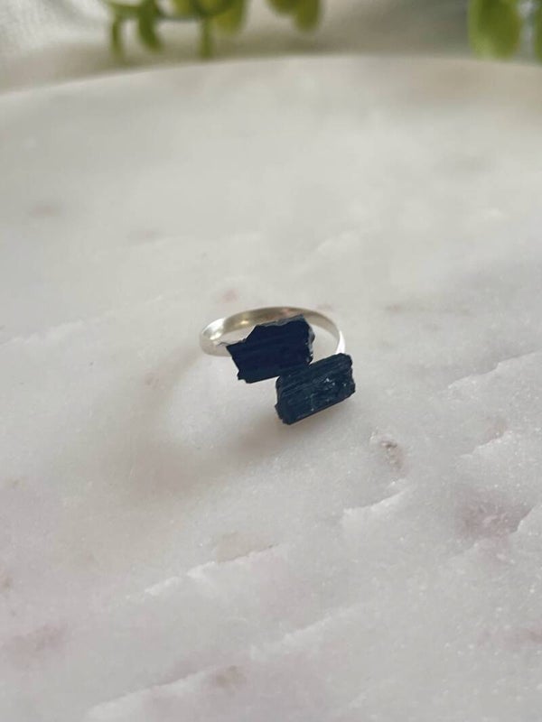 Anillo de turmalina en bruto en plata de ley 925
