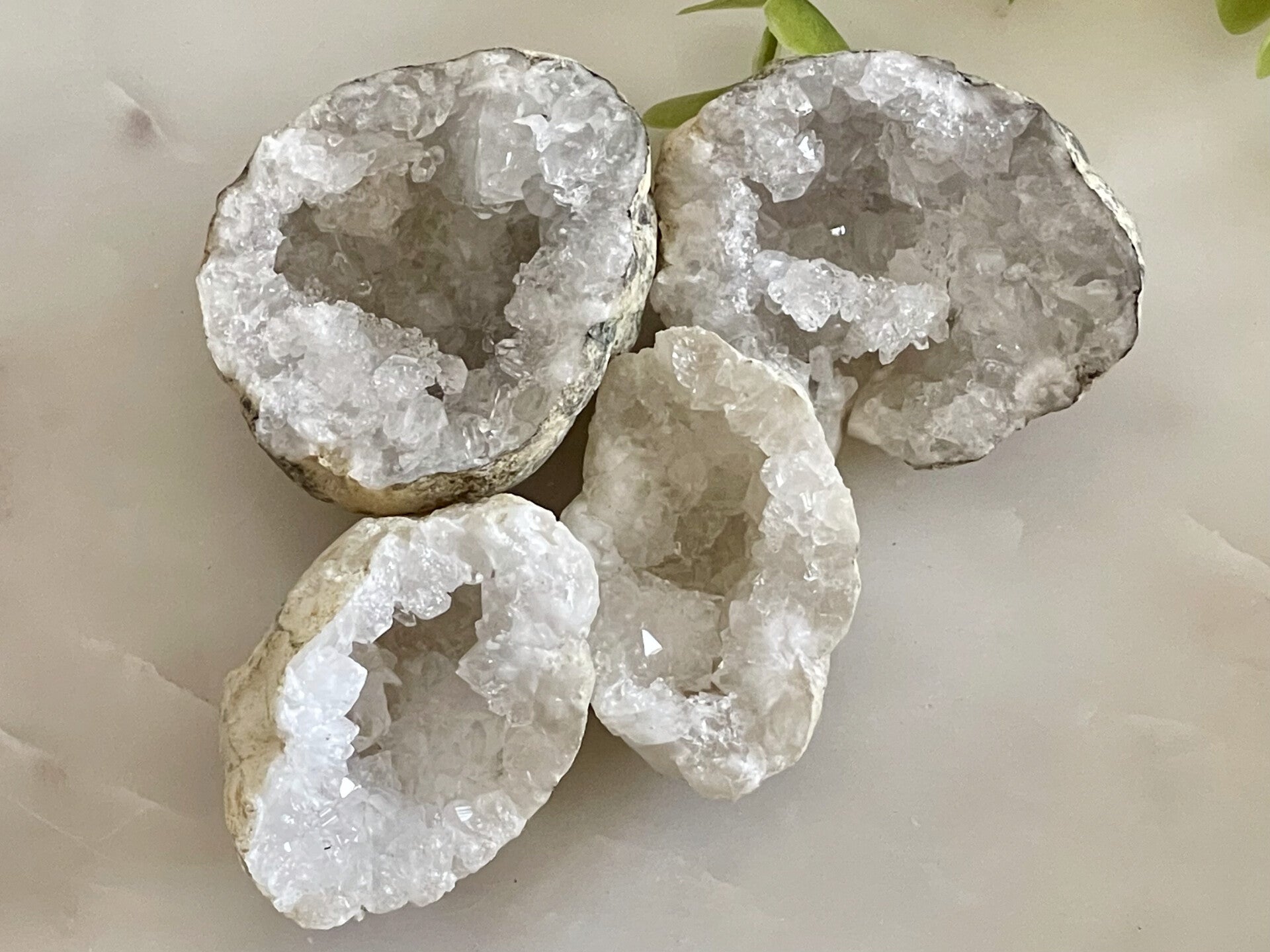 Geoda de cuarzo natural · Completa · 4–5 cm