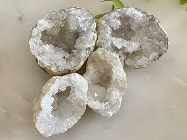 Geoda de cuarzo natural · Completa · 4–5 cm