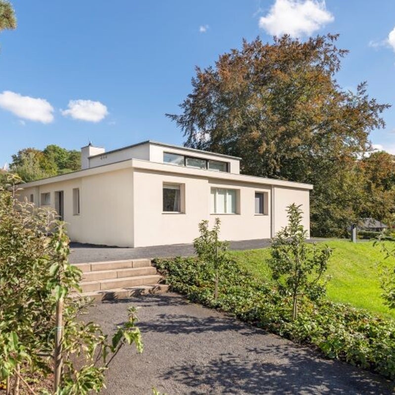 Een geïllustreerde beginletter A in een handgeschreven kerkboek, waarin Paasverhalen worden uitgebeeld. Door Nerius (1310–25)