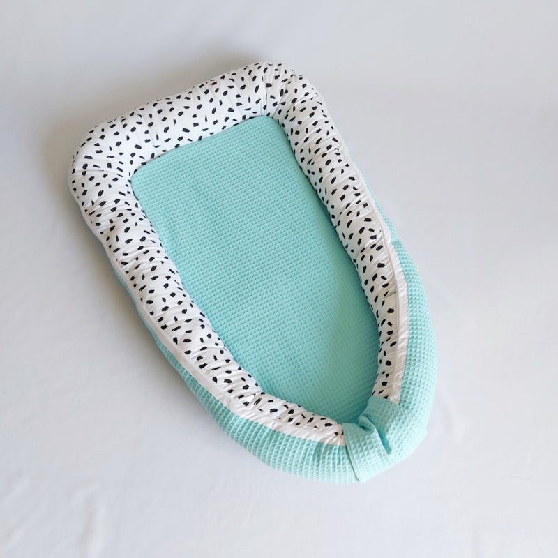 Mint + zwarte stipjes