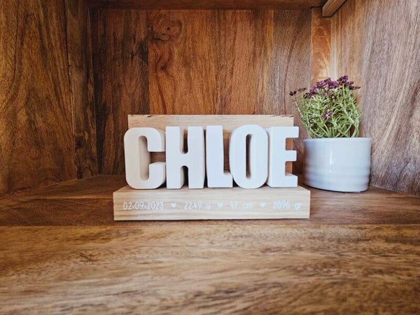 Houten frame met geboortegegevens | Witte letters