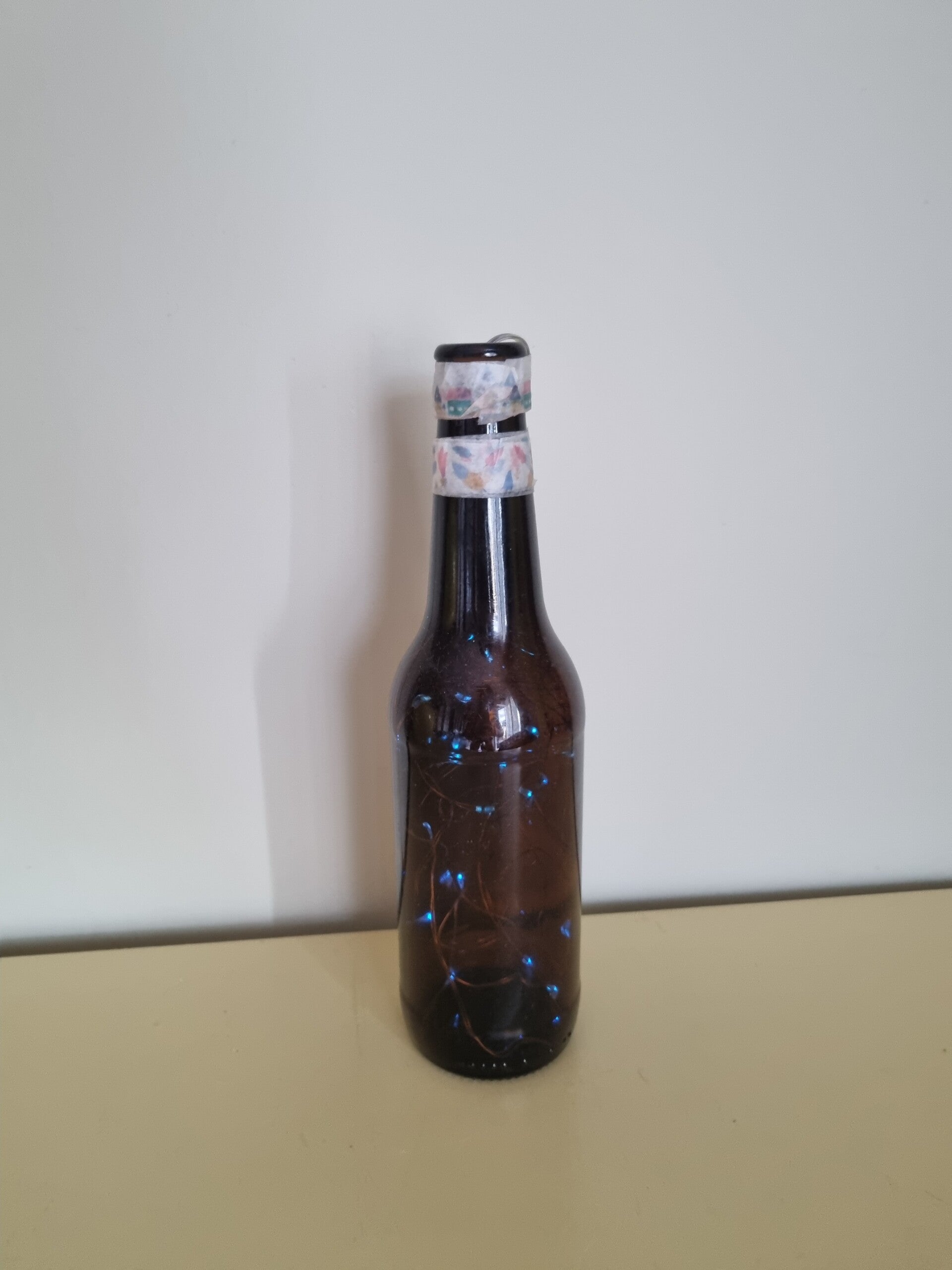 Botella de luces azules decorativa