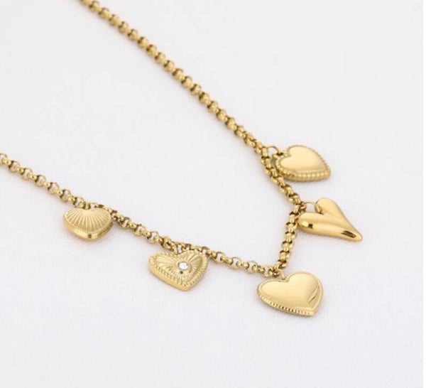Ketting met hartjes bedels