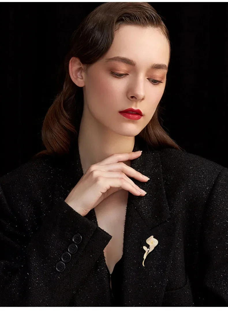 Broche Dorée Fleur de Lys Calla Zircon