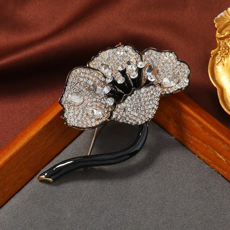 Broche Florale Elégante Et Glamour