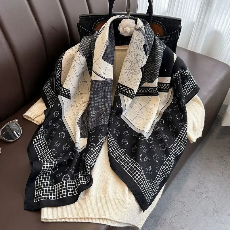 Foulard Carré 90 x 90 cm Motif Monogram Noir et Blanc