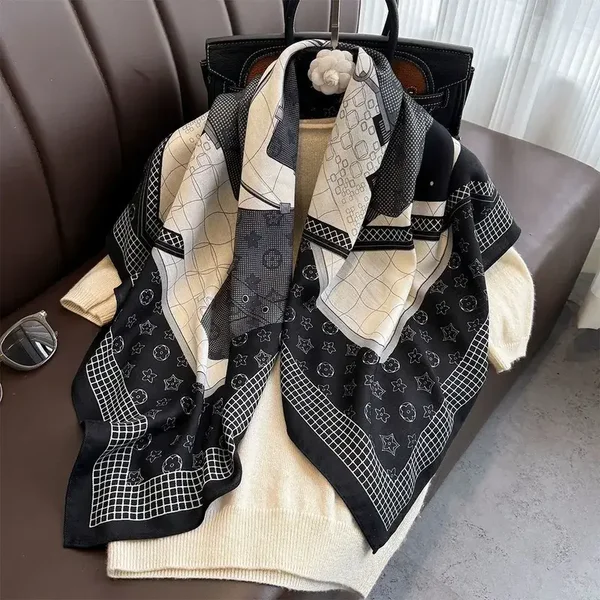 Foulard Carré 90 x 90 cm Motif Monogram Noir et Blanc