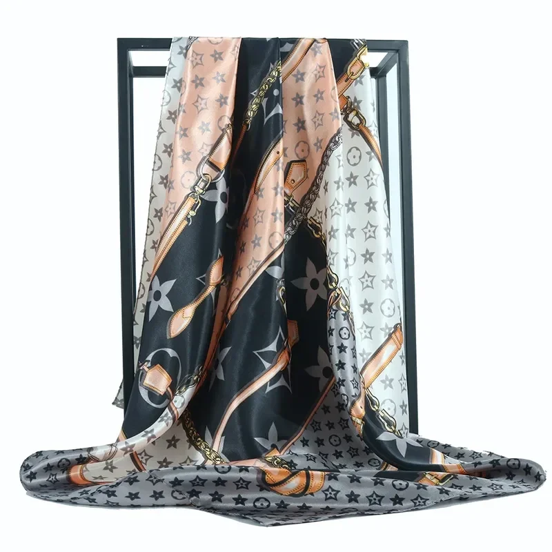 Foulard Carré Satin 90 x 90 cm Motif Monogram