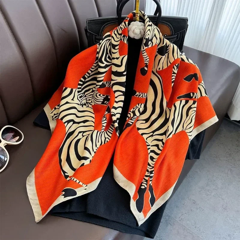 Foulard Carré 90 x 90 cm Motif Zèbre Orange et Beige