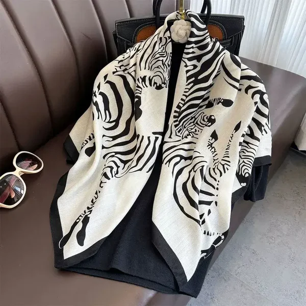 Foulard Carré 90 x 90 cm Motif Zèbre Noir et Blanc