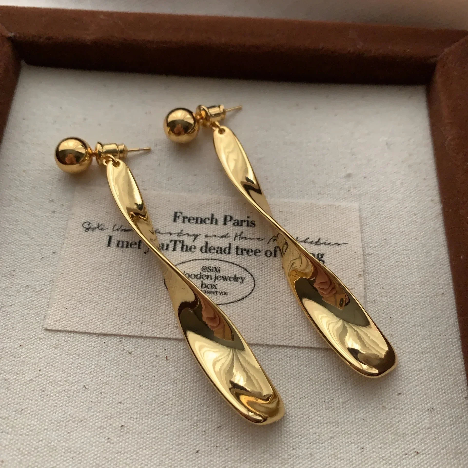 Boucles D'Oreilles Pendantes Torsadées En Forme De Vague