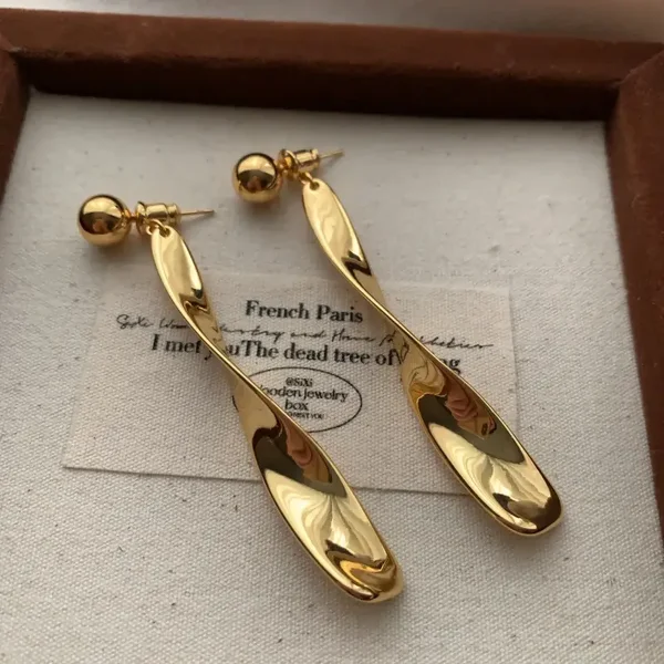 Boucles D'Oreilles Pendantes Torsadées En Forme De Vague