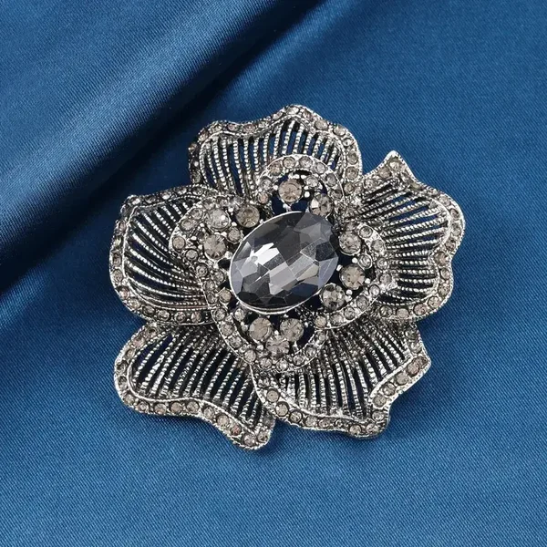 Broche Fleur Pétales Ajourés de Style Rétro