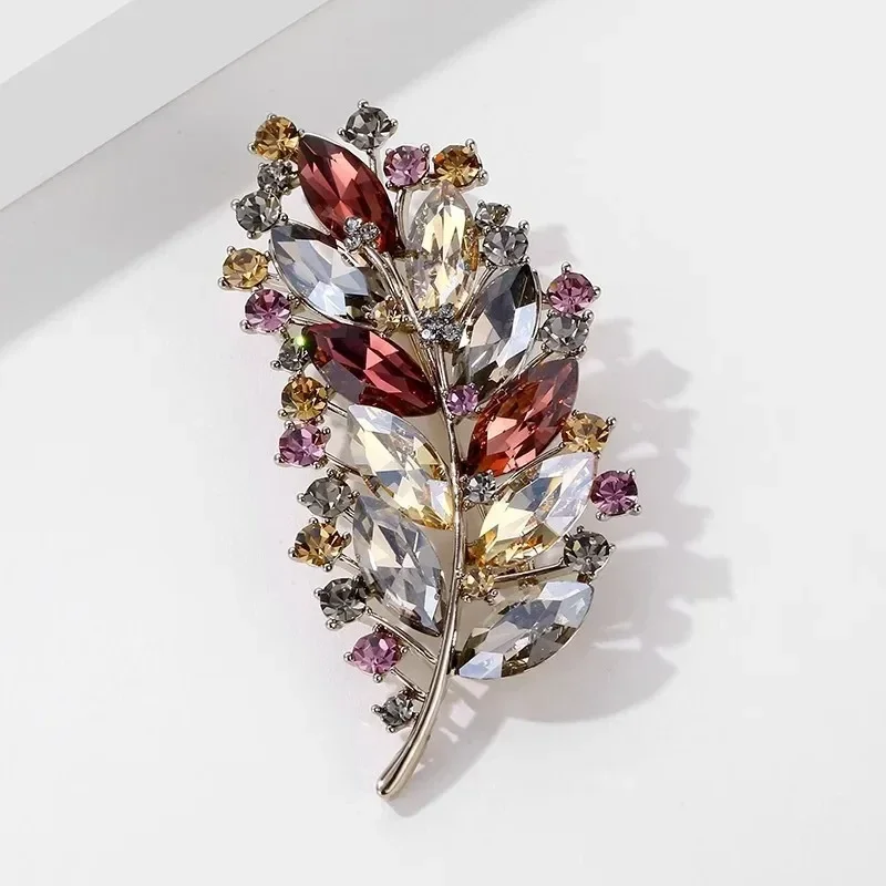 Broche En Forme De Feuille Aux Couleurs Elegantes