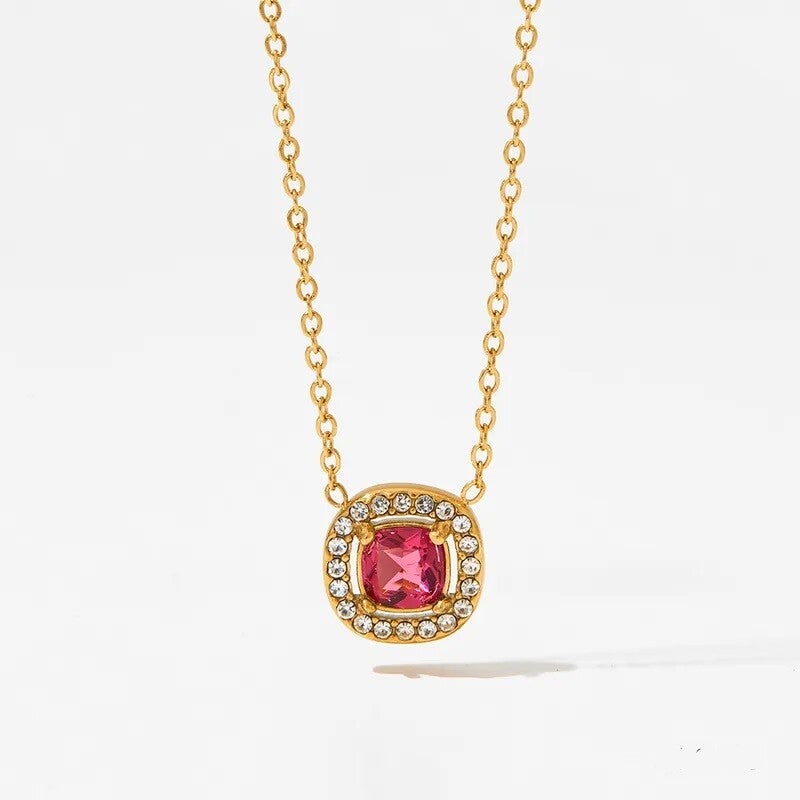 Collier doré à l'Or Fin 18K Avec Pendentif Carré Rouge