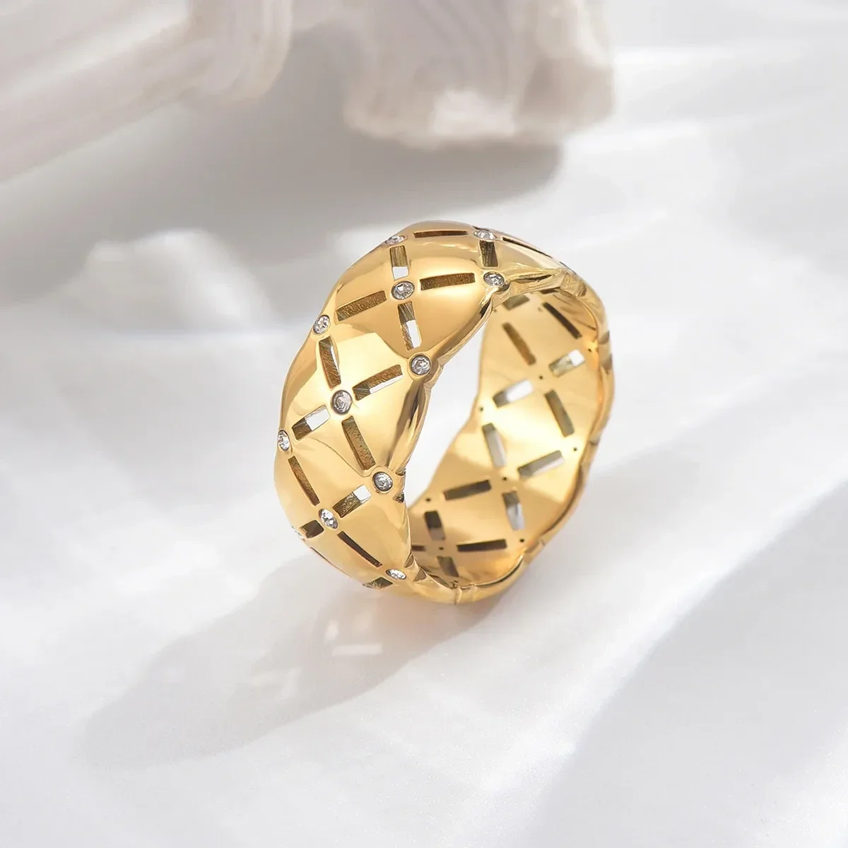 Bague Plaqué Or 14K Motif Matelassé Ajouré Oxyde de Zirconium