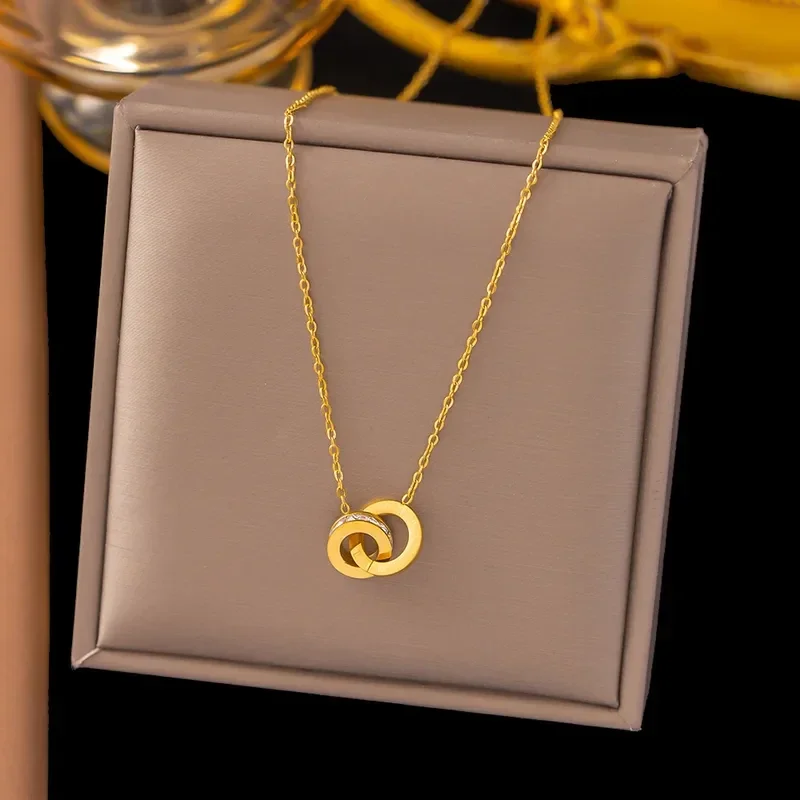 Collier Minimaliste Acier Doré Anneaux B Enlacés Oxyde de Zirconium