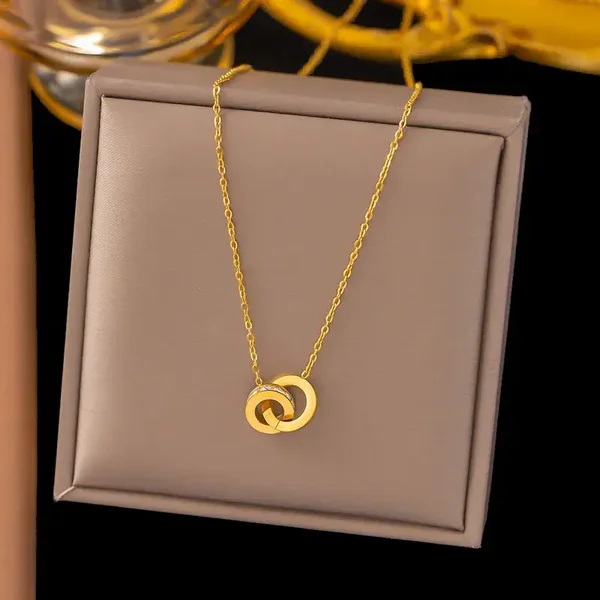 Collier Minimaliste Acier Doré Anneaux B Enlacés Oxyde de Zirconium