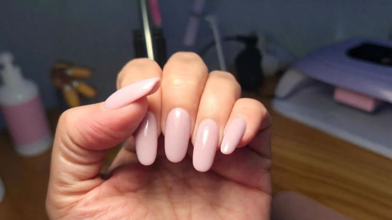 pixverse_image_effect_prompt_rendre-les-ongles-photoroom-2-standard.png