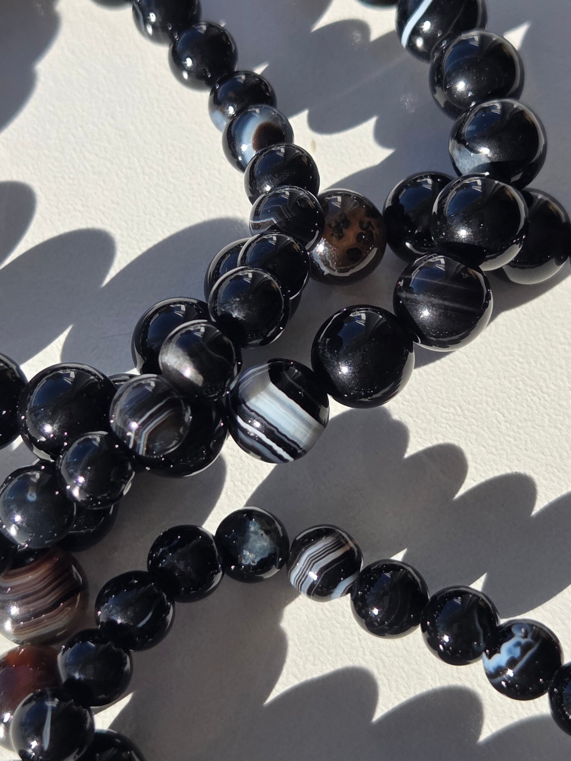 Bracelet en Lune Noire – Pierre de mystère, de protection et de transformation intérieure