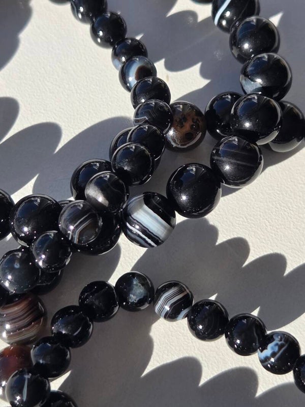 Bracelet en Lune Noire – Pierre de mystère, de protection et de transformation intérieure