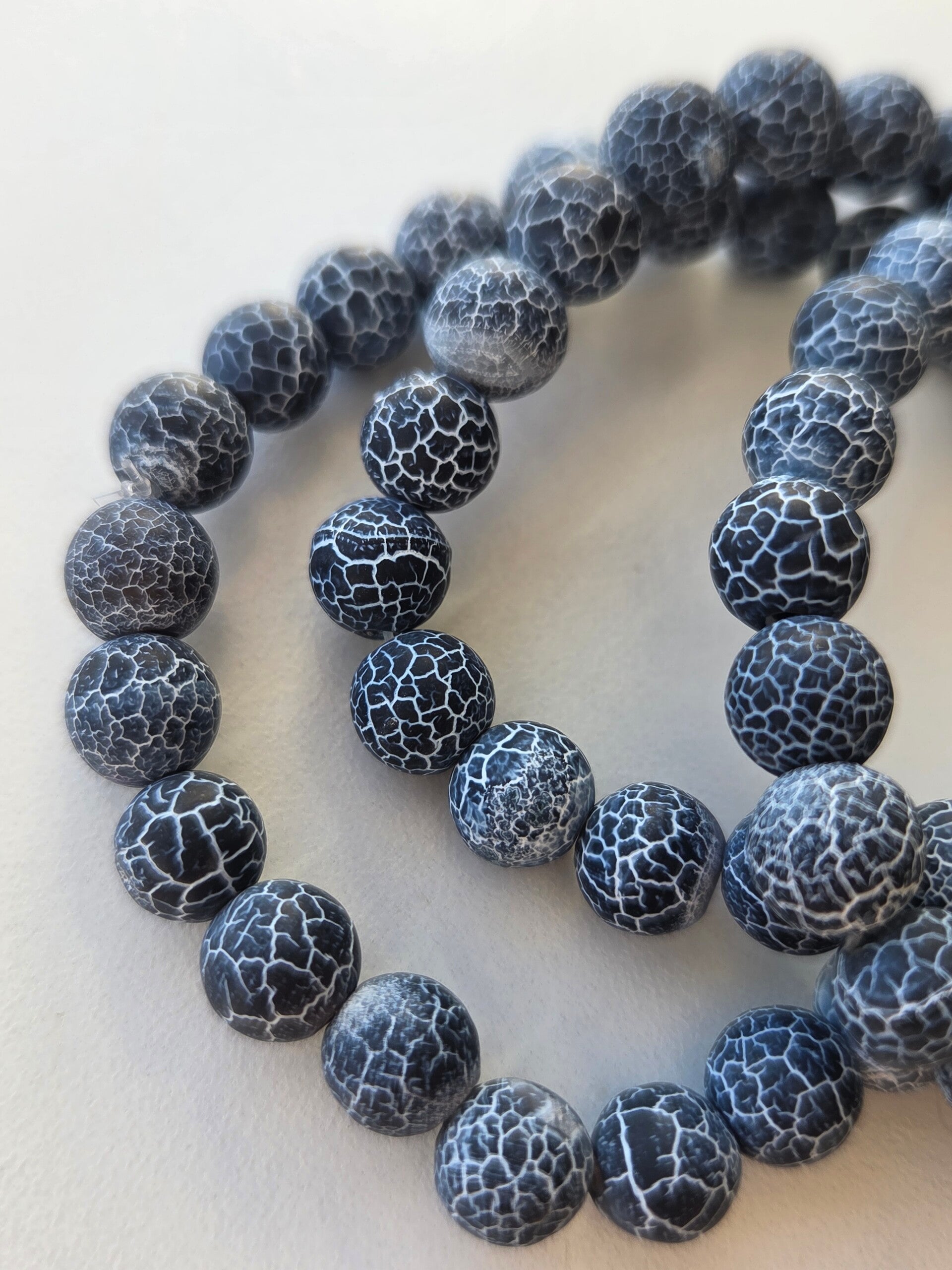 Bracelet en Agate craquelée givrée grise – Pierre d’apaisement, de stabilité et de recentrage intérieur