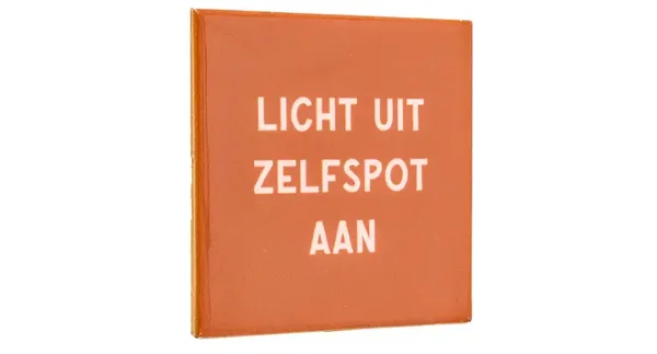 Tegeltje – Licht uit, zelfspot aan!