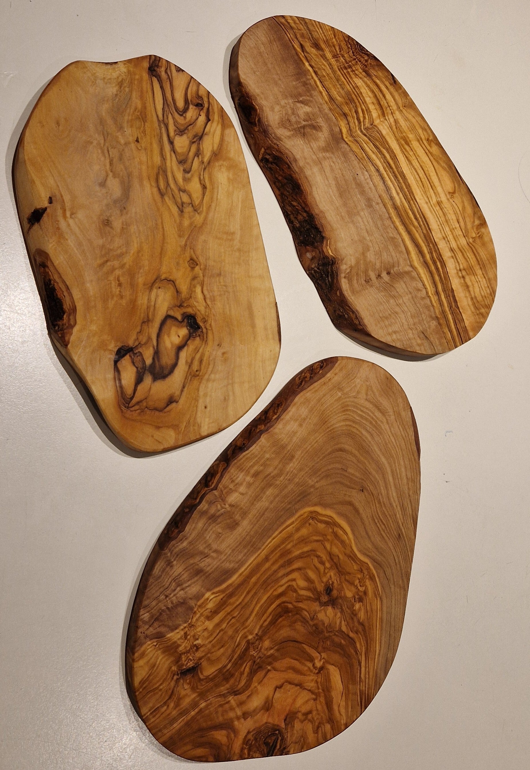 Schneidbrett Rustikal Länge ca. 25-29cm aus Olivenholz