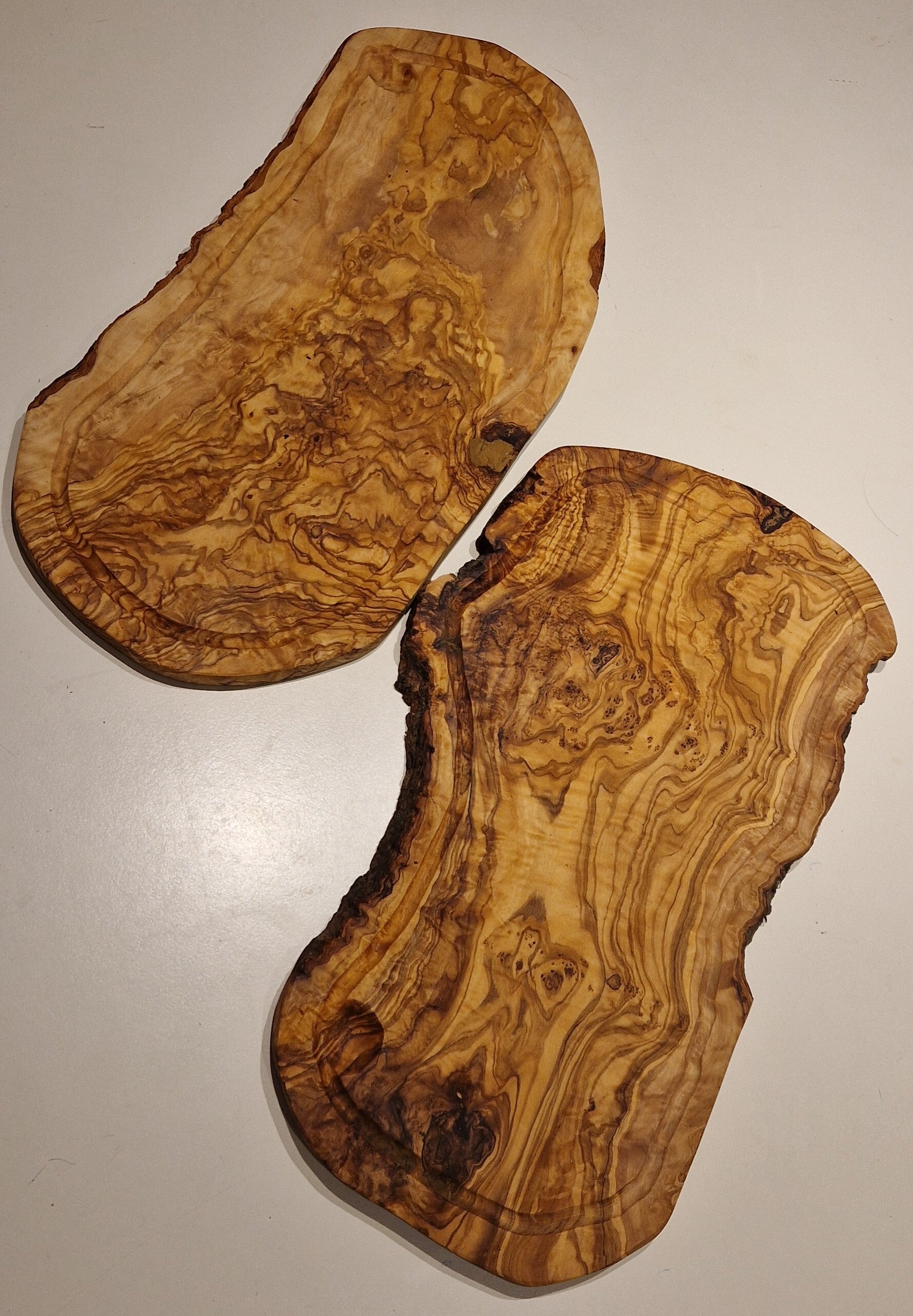 Tranchierbrett mit Saftrille ca. 45-49cm aus Olivenholz