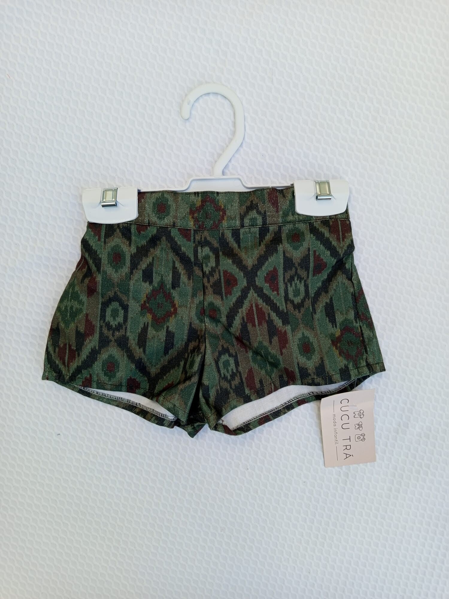 PANTALON DE COSTURA ESTAMPADO. NIÑO