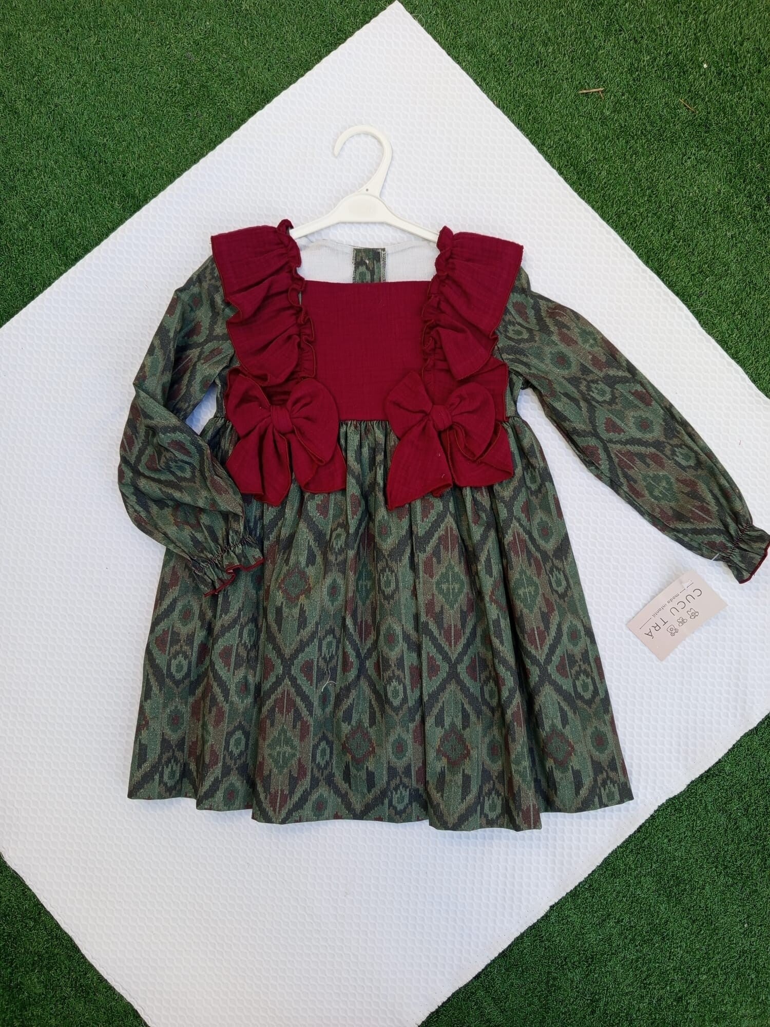 VESTIDO DE COSTURA ESTAMPADO EN TONOS VERDES Y BURDEOS