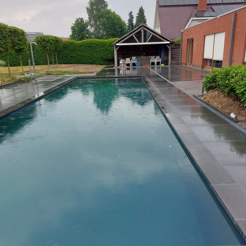 Biopool in de regen.