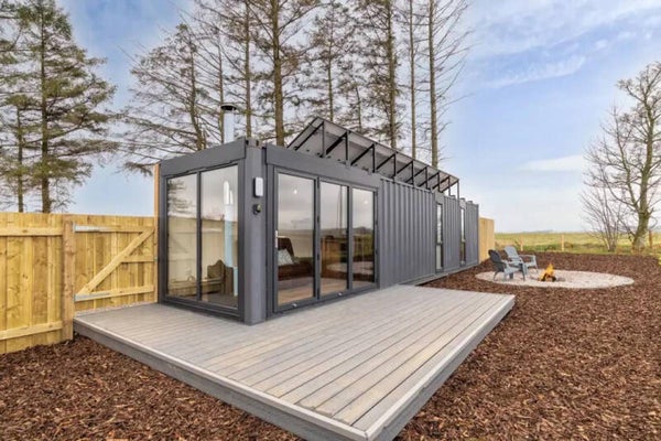 CONTENTOR 40 PÉS T1 TERIBA – ESTÚDIO DE JARDIM COM DESIGN CONTEMPORÂNEO E TERRAÇO DE MADEIRA